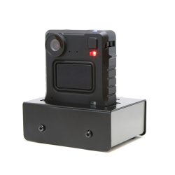 Eine kleine schwarze Kamera mit einem breiten Objektiv, montiert auf einer rechteckigen Basis mit einem LED-Licht an der Seite.