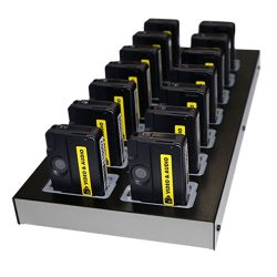 Mehrere schwarze Geräte mit gelbem Etikett "VIDEO & AUDIO" sind in einer Ladeeinheit angeordnet.