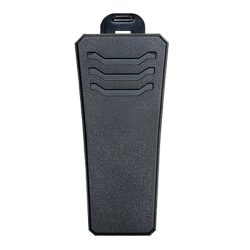 Ein schwarzes elektronisches Gerät in Form eines flachen, trapezförmigen Gehäuses mit geriffelten Linien und einem USB-Anschluss oben.