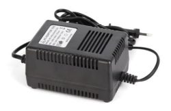Ein schwarzer AC/DC-Adapter mit Lüftungsschlitzen und einem Kabel mit Stecker.