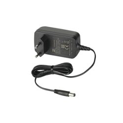 Ein schwarzes Netzteil mit Eurostecker und einem daran befestigten Kabel, das mit einem DC-Anschluss endet.