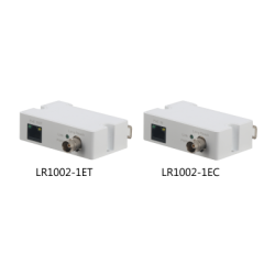 Zwei weiße elektronische Geräte mit Anschlüssen und kleinen Bildschirmen, die nebeneinander auf einem neutralen Hintergrund stehen.