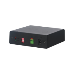 Schwarzes elektronisches Gerät mit mehreren Anschlüssen und Schaltern an der Vorderseite, darunter zwei farbige Tasten und LED-Anzeigen.
