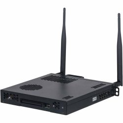 Schwarze Netzwerk-Hardware mit zwei aufrechten Antennen, Lüftungsschlitzen und mehreren Anschlüssen auf der Vorderseite.