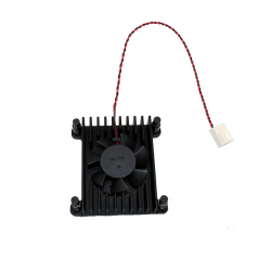Ein schwarzer Kühlkörper mit einem montierten Ventilator, einschließlich eines angeschlossenen Kabels mit einem weißen Steckverbinder, auf einer weißen Hintergrundfläche.