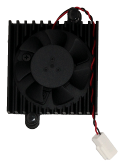 Ein computer Kühler mit einem schwarzen Lüfter und einem gerippten Kühlkörper, verbunden durch ein rot-schwarzes Kabel mit einem weißen Steckverbinder.