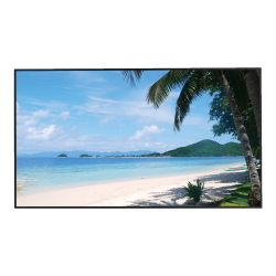Ein tropischer Strand mit weißem Sand und Palmen im Vordergrund, sanftes blaues Meer und eine hügelige Insel im Hintergrund unter klarem Himmel.
