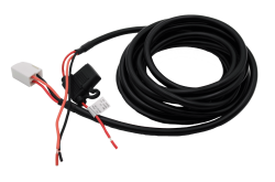 Ein schwarzes elektrisches Kabel mit einem weißen und einem schwarzen Stecker und roten und schwarzen Drähten an einem Ende, das in einer Schlaufe zusammengerollt ist.