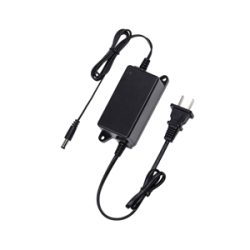 Schwarzes Netzteil mit Netzkabel und Stecker, geeignet für elektronische Geräte.