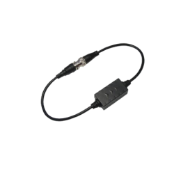 Ein schwarzes Kabel mit einem rechteckigen Gehäuse und zwei Steckverbindern an den Enden, geeignet für elektronische Verbindungen.