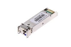 Ein SFP-Modul mit einem Metallgehäuse und einem Etikett mit Seriennummern, das für die Verwendung in optischen Netzwerken geeignet ist.