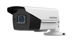 Weiße Überwachungskamera der Marke Grundig mit rechteckigem Gehäuse und Objektivschutz, montiert auf einer runden Halterung.
