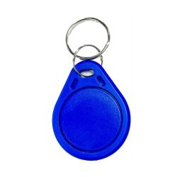Ein blauer Schlüsselanhänger mit einem runden RFID-Tag und zwei silbernen Schlüsselringen.