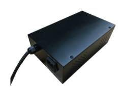 Schwarzes rechteckiges elektronisches Gerät mit Netzkabel und Lüftungsschlitzen an der Seite.
