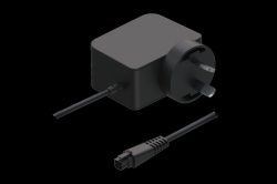Ein schwarzes Netzteil mit einem dreipoligen britischen Stecker und einem abnehmbaren Stromkabel in einem minimalistischen Design.