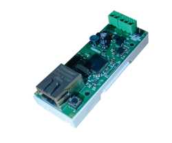 Eine grüne Elektronikplatine mit einem Ethernet-Anschluss und mehreren Bauteilen, darunter Kondensatoren und Chips, sowie einem grünen Steckverbinder an einem Ende.