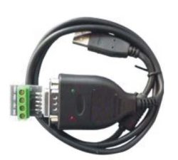 Ein USB-zu-Seriell-Kabel mit einem USB-Stecker am einen Ende und einem mehrfarbigen Klemmenblock am anderen Ende, kombiniert mit einem 9-poligen D-Sub-Anschluss.
