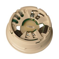 Ein runder, beiger elektrischer Sockel für einen Rauchmelder mit mehreren Schraubklemmen und Elektronikkomponenten, die sichtbar sind, wobei die Zahlen von 1 bis 8 beschriftet sind und eine kleine Etikette mit der Nummer 11228 zu sehen ist.