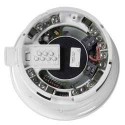 Nahaufnahme der Unterseite einer elektronischen Gerätebasis mit mehreren Anschlussklemmen und Drahtanschlüssen, einschließlich einer Beschriftung für Klemmenbelegungen.