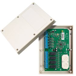 Eine offene elektronische Anschlussbox mit einer grünen Leiterplatte im Inneren, die mit verschiedenen elektronischen Komponenten und blauen Steckverbindungen ausgestattet ist, daneben der abgenommene weiße Deckel.