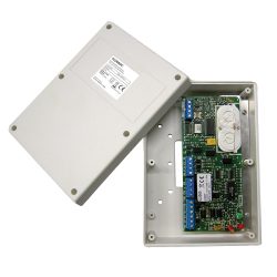 Geöffnetes Steuergerätgehäuse mit sichtbarer Leiterplatte und elektronischen Komponenten, einschließlich mehrerer blauer Klemmen und Batteriefächer.
