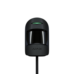 Ein schwarzer Sensor mit der Aufschrift "AJAX" und einer leuchtenden grünen Anzeige auf dunklem Hintergrund.