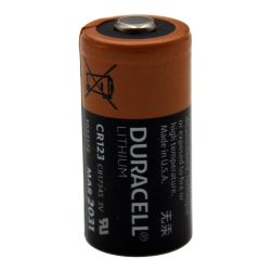 Eine Duracell Lithium CR123 Batterie in Schwarz und Braun mit aufgedruckten Spezifikationen, einschließlich des Haltbarkeitsdatums März 2031.
