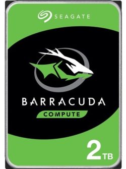 Grünes und schwarzes Etikett einer 2 TB Seagate Barracuda Compute Festplatte mit einem stilisierten Barracuda-Logo.