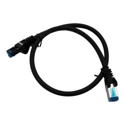Ein schwarzes Ethernet-Kabel (RJ45) mit Steckern an beiden Enden, erkennbar an den blauen Kunststoffeinlagen der Stecker.