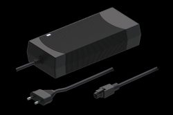 Ein schwarzes Ladegerät mit zwei entfernbaren Kabeln, eines mit einem Eurostecker und das andere mit einem speziellen Steckverbinder, vor einem schwarzen Hintergrund.
