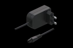 Schwarzes Netzteil mit Eurostecker, daneben ein separates Stromkabel mit rechteckigem Anschluss, dargestellt auf schwarzem Hintergrund.