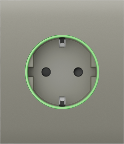 Eine Steckdose mit grünem LED-Ring auf grauem Hintergrund.