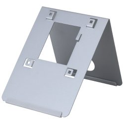 Ein silberner, zusammenklappbarer Metallständer mit rechteckigen Aussparungen und einem keilförmigen Design, geeignet zum Halten von Geräten wie Tablets oder Laptops.