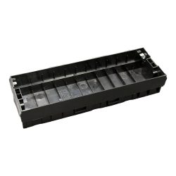Ein rechteckiges, schwarzes Plastikgehäuse, wahrscheinlich ein Teil einer Verpackung oder Aufbewahrungsbox, mit mehreren abgetrennten Fächern innen.