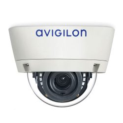 Nahaufnahme einer Überwachungskamera mit dem Markennamen Avigilon, die in einem weißen Gehäuse montiert ist.