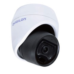 Weiße Überwachungskamera mit schwarzem Objektiv, der Name "Avigilon" ist auf dem Gehäuse zu sehen.