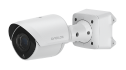 Weiße Überwachungskamera von Avigilon, montiert auf einer rechteckigen Wandhalterung, mit einem modernen, zylinderförmigen Design und einer schwarzen Linsenabdeckung.
