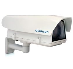Eine weiße Überwachungskamera der Marke Avigilon, an einer Wandhalterung montiert, mit einem rechteckigen Gehäuse und einem abstehenden, schützenden Visier.