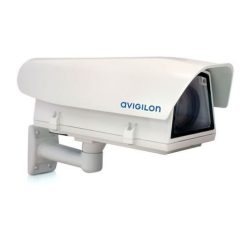 Eine weiße Überwachungskamera der Marke Avigilon, montiert an einer Wandhalterung.