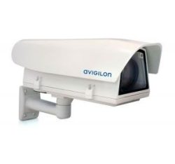 Weiße Überwachungskamera von Avigilon an einer Wandhalterung montiert.