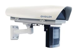 Weiße Überwachungskamera von Avigilon mit rechteckigem Gehäuse und montiertem Wandarm.