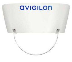 Weiße Avigilon Sicherheitskamera mit halbrundem Gehäuse und blauer Aufschrift oben.