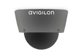 Eine Überwachungskamera mit einem schwarzen, kuppelförmigen Gehäuse und einem grauen Schutzschirm, der das Logo 'Avigilon' trägt.