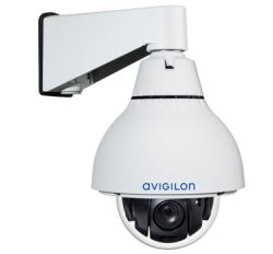 Weiße Überwachungskamera von Avigilon mit kuppelförmigem Gehäuse und Wandmontagehalterung.