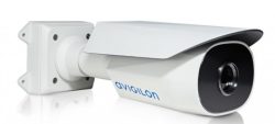 Weiße Überwachungskamera mit der Aufschrift "Avigilon", montiert auf einer Halterung.