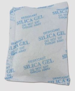 Eine Silica-Gel-Packung mit der Aufschrift: "DESICCANT SILICA GEL DO NOT EAT THROW AWAY."