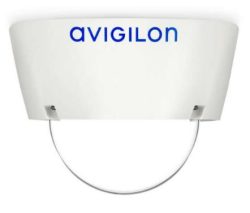 Überwachungskamera mit weißem Gehäuse und der Aufschrift 'AVIGILON' in blauer Farbe, sichtbar an einer Decke montiert.