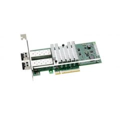 Eine Netzwerkkarte mit zwei SFP-Ports und Kühlkörper auf einer grünen Leiterplatte, montiert auf einer Metallhalterung.