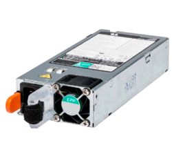 Ein Netzteil mit einem kleinen Ventilator, einem orangefarbenen Griff und mehreren Aufklebern, die technische Informationen enthalten.