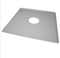 Ein quadratischer, flacher Duschboden mit einem zentralen runden Abflussloch.